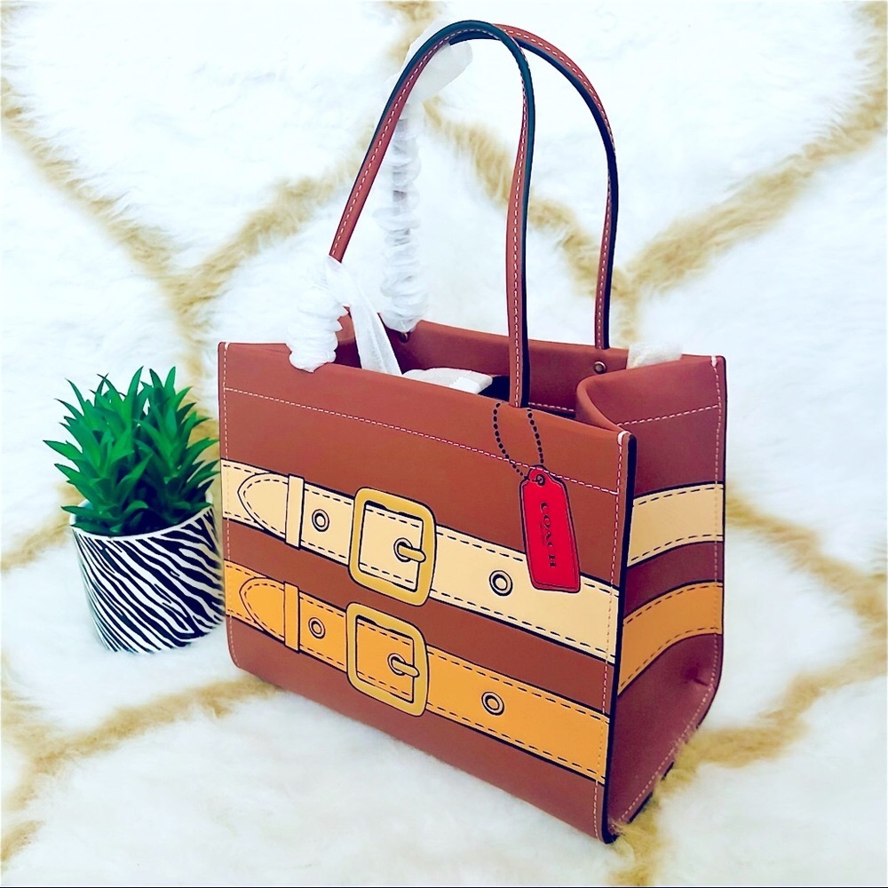 Coach Cashin C9814 Carry 22 Trompe L'oeil Print - Spring 2022 Runway Collection